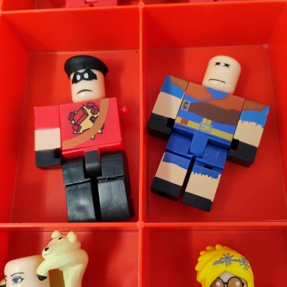 ROBLOX Storage Carry Case with 15 Figures & Accessories - No Codes Included - Picture 7 of 16